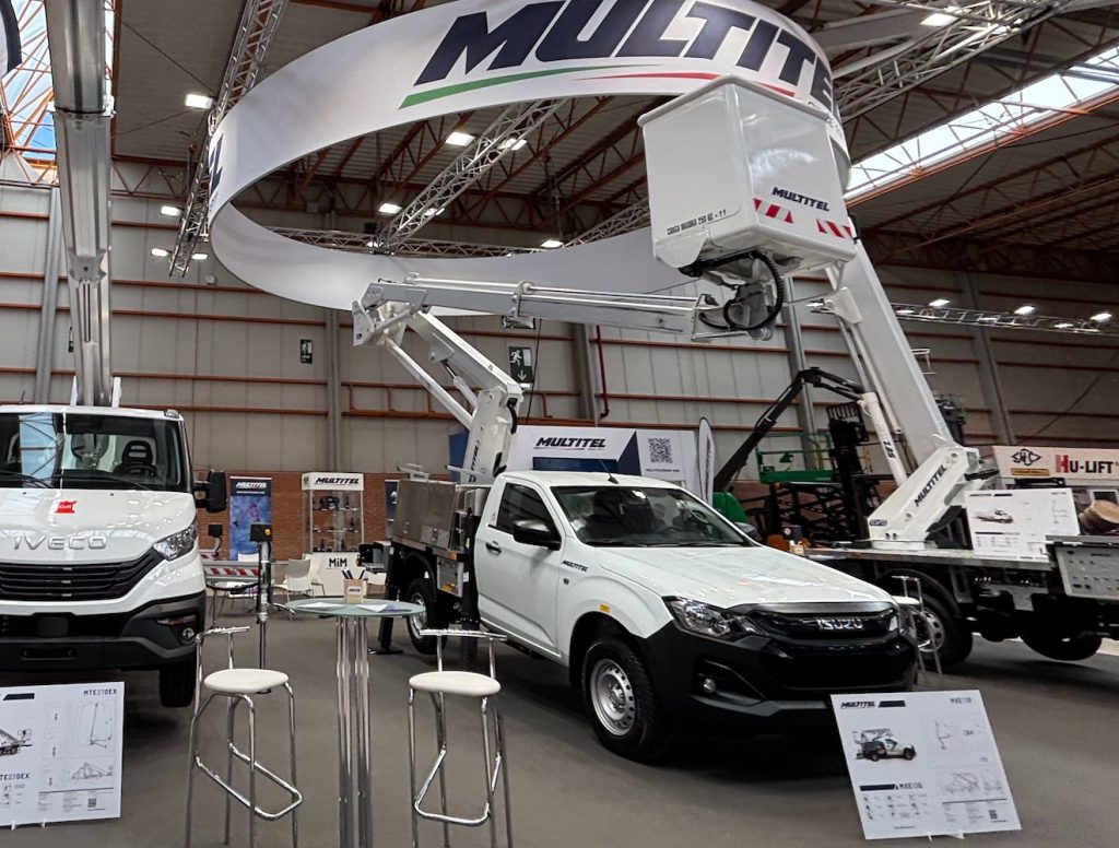 La nueva plataforma Multitel MXE 130 sobre pick-up debuta en Smopyc noticias maquinaria