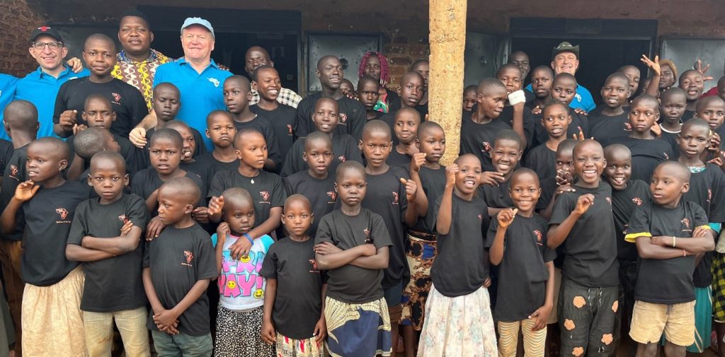 Un tractor New Holland transforma una comunidad en Uganda noticias maquinaria