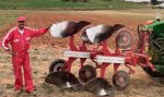 Felipe Sevilla, campeón de España de arada con un arado OVLAC