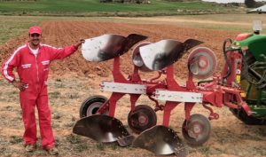 Felipe Sevilla, campeón de España de arada con un arado OVLAC noticias maquinaria-2