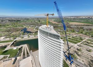 La grúa Liebherr 110 EC-B de Grúas Cerezo en Zaragoza noticias maquinaria