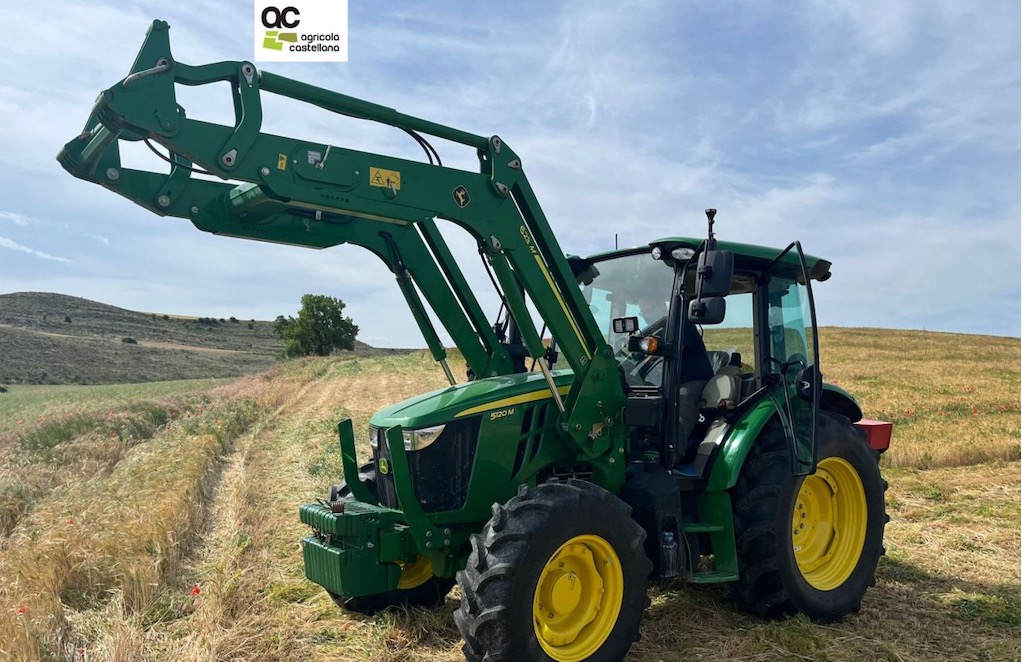 Agrícola Castellana entrega un tractor John Deere 5120M con pala 623M noticias maquinaria