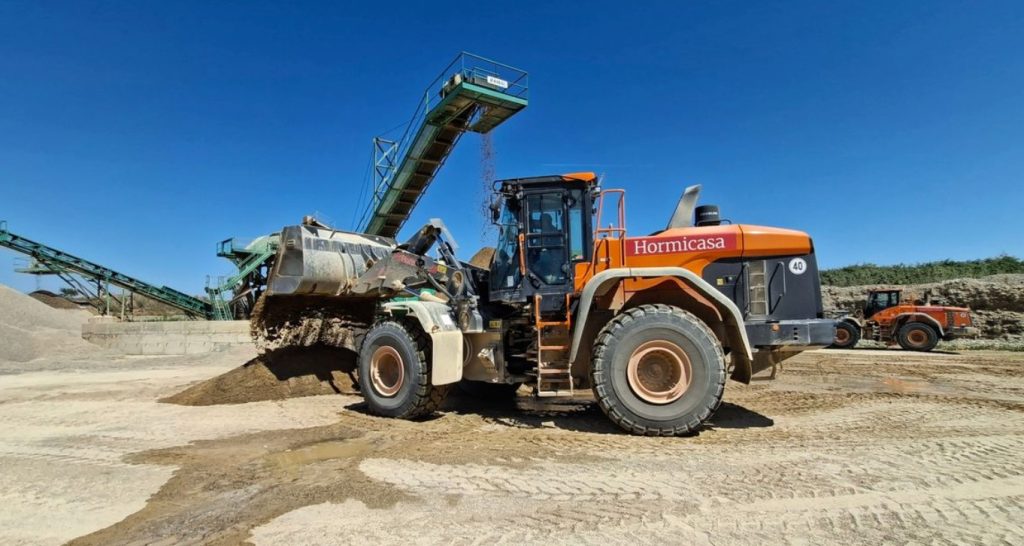 Hormicasa Canteras apuesta por la cargadora Develon DL420-7 noticias maquinaria