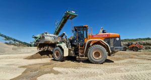 Hormicasa Canteras apuesta por la cargadora Develon DL420-7 noticias maquinaria
