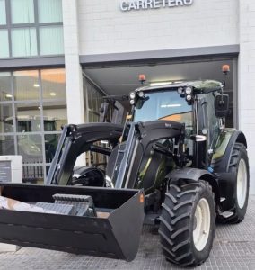 Carretero Maquinaria Agrícola entrega un Valtra N135 Versu noticias maquinaria