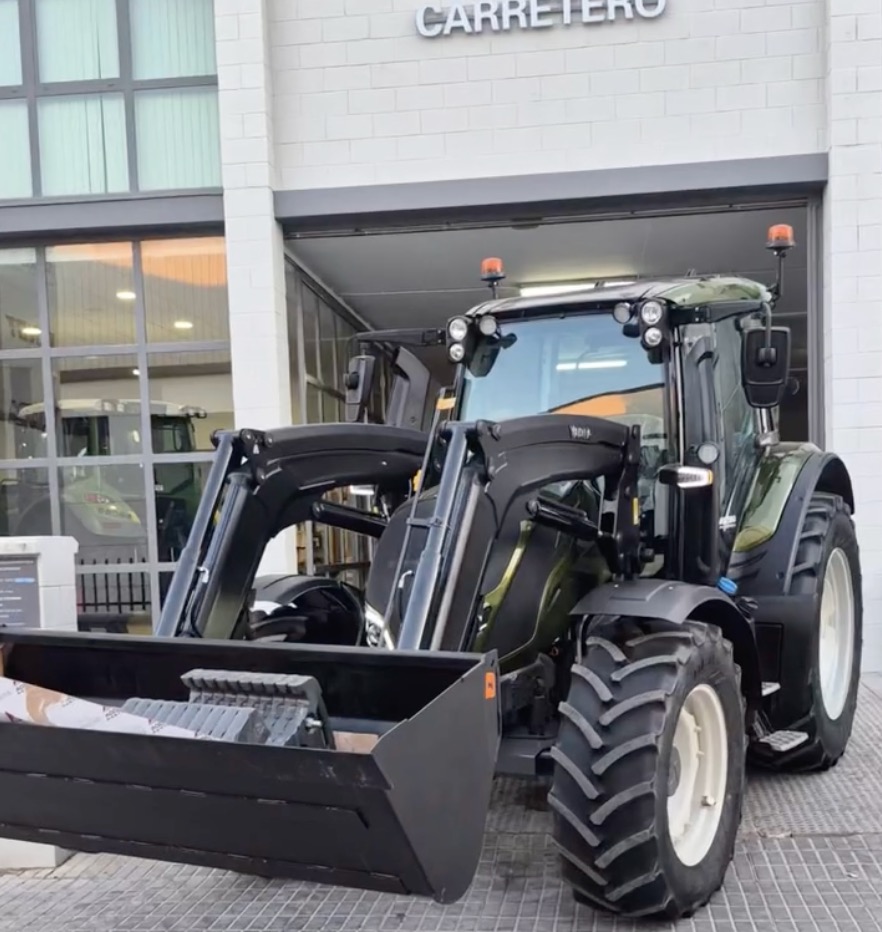 Carretero Maquinaria Agrícola entrega un Valtra N135 Versu noticias maquinaria