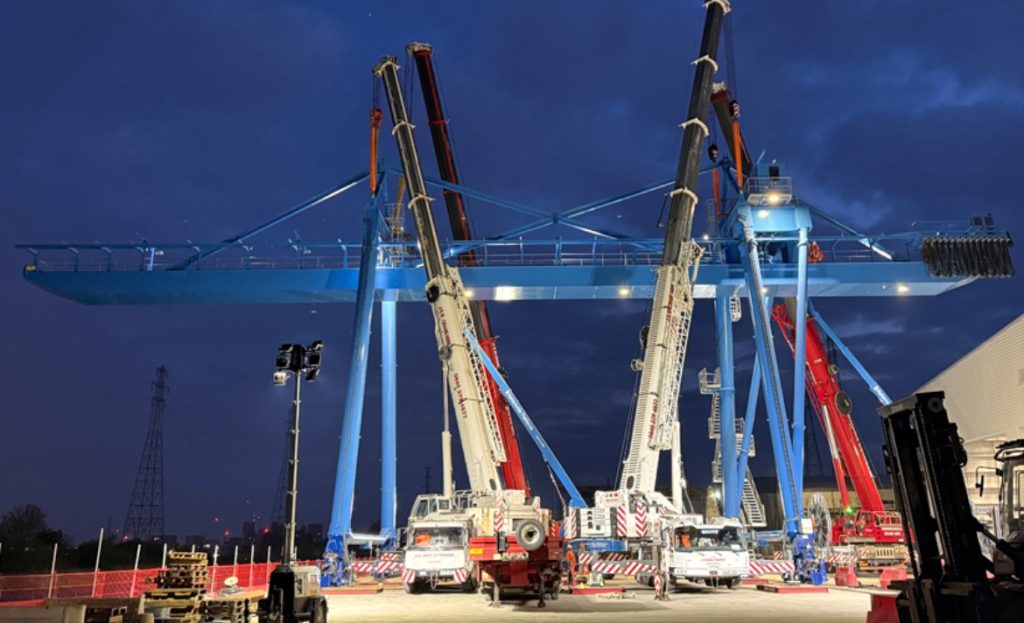 Cuatro grúas Grove en el puerto de Londres noticias maquinaria