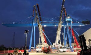Cuatro grúas Grove en el puerto de Londres noticias maquinaria