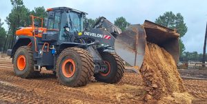 Develon DL420CVT-7 transforma pistas Bud Racing Training Camp noticias maquinaria