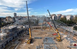 Dos grúas Grove trabajan pabellón de Juegos Mediterráneos 2026 noticias maquinaria