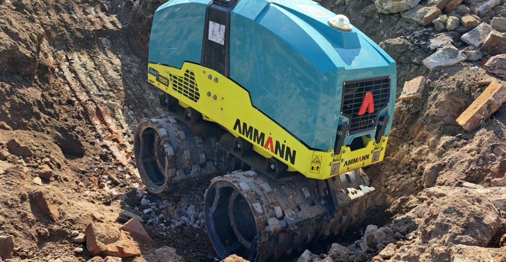 El rodillo compactador Ammann ARR 1585-2 en obra noticias maquinaria