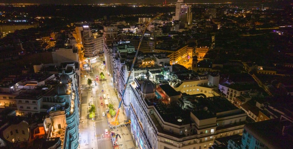 Grúas Sánchez en la Gran Vía con una Liebherr LTM 1300-6.3 noticias maquinaria