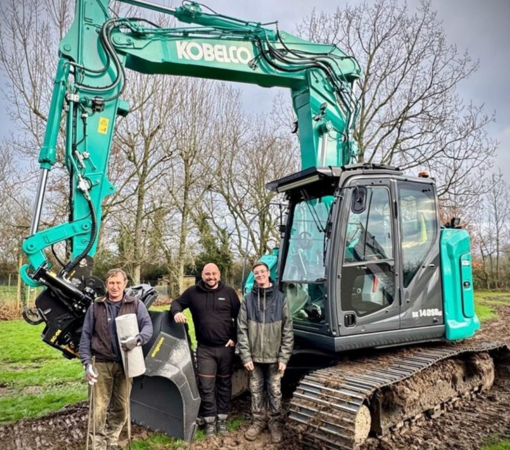 Kobelco entrega en Francia una excavadora SK140SRLC-7 noticias maquinaria