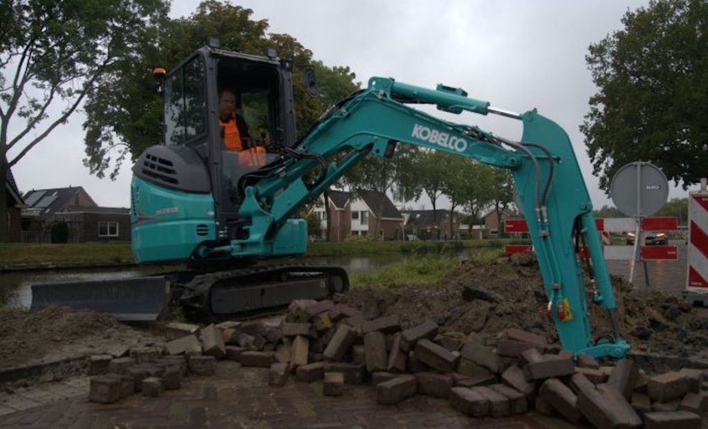 La miniexcavadora Kobelco SK26SR-7 demuestra su eficacia en espacio reducido noticias maquinaria