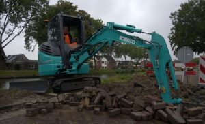 La miniexcavadora Kobelco SK26SR-7 demuestra su eficacia en espacio reducido noticias maquinaria