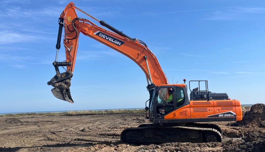 Maquinsa entrega una excavadora sobre orugas Develon DX350LC-7 noticias maquinaria