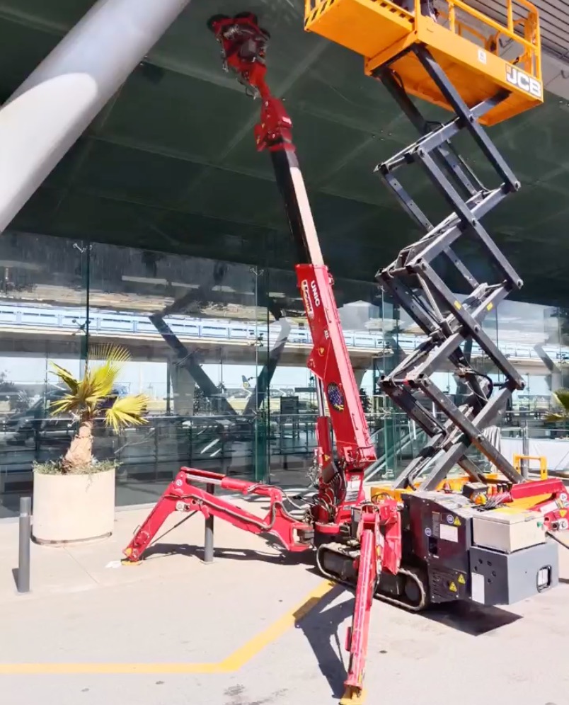 Spain Crane destaca una instalación con la URW295 noticias maquinaria