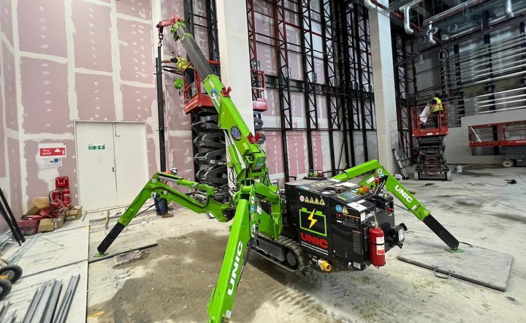 Spain Crane destaca ventajas de la mini grúa eléctrica UNIC Eco noticias maquinaria
