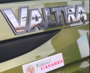 Talleres Casares entrega un tractor Valtra T235D en Burgos noticias maquinaria