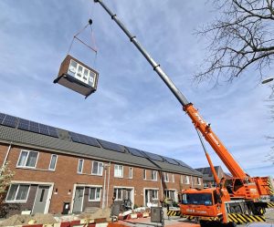La grúa Grove GMK4100L-2 instala en un día una ampliación de vivienda noticias maquinaria