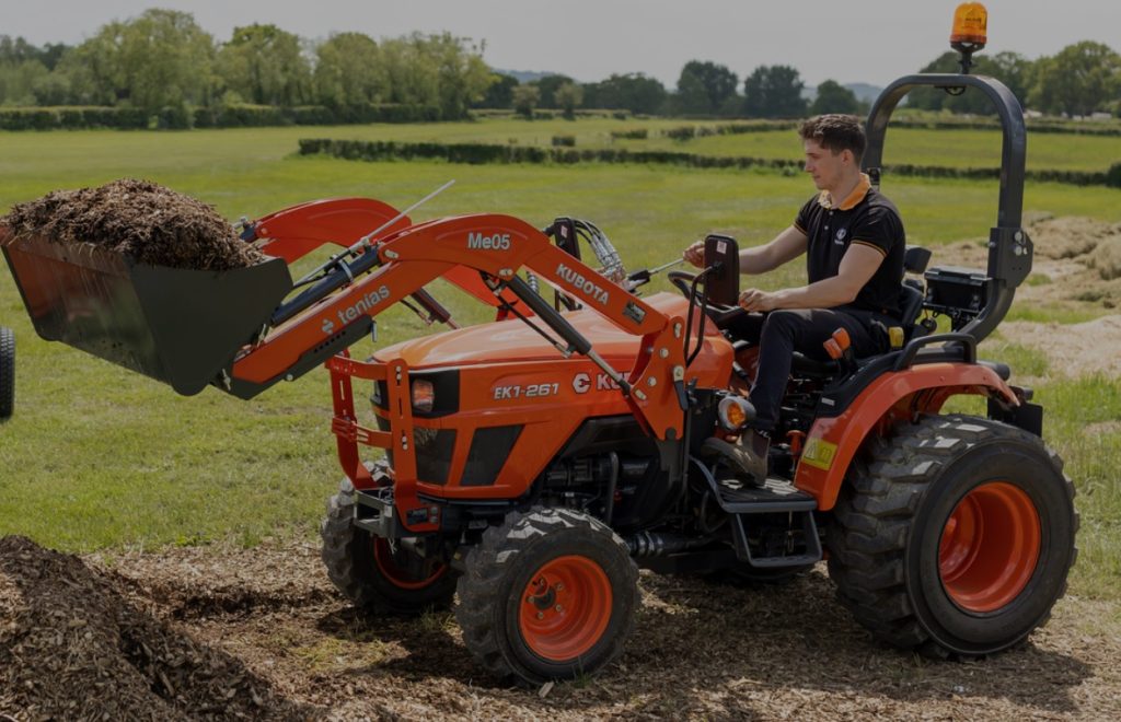 La potencia y versatilidad del tractor Kubota EK1 noticias maquinaria