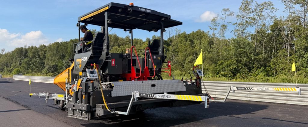 La precisión Ammann ABG 6870 en pavimentación de circuito noticias maquinaria