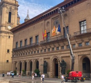 Plataforma articulada de Maquinza en la restauración del Ayuntamiento de Zaragoza noticias maquinaria