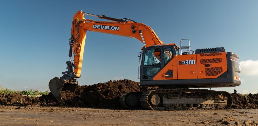 Develon presenta la nueva excavadora DX300LC-9 noticias maquinaria