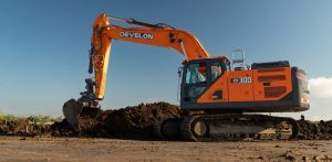 Develon presenta la nueva excavadora DX300LC-9 noticias maquinaria