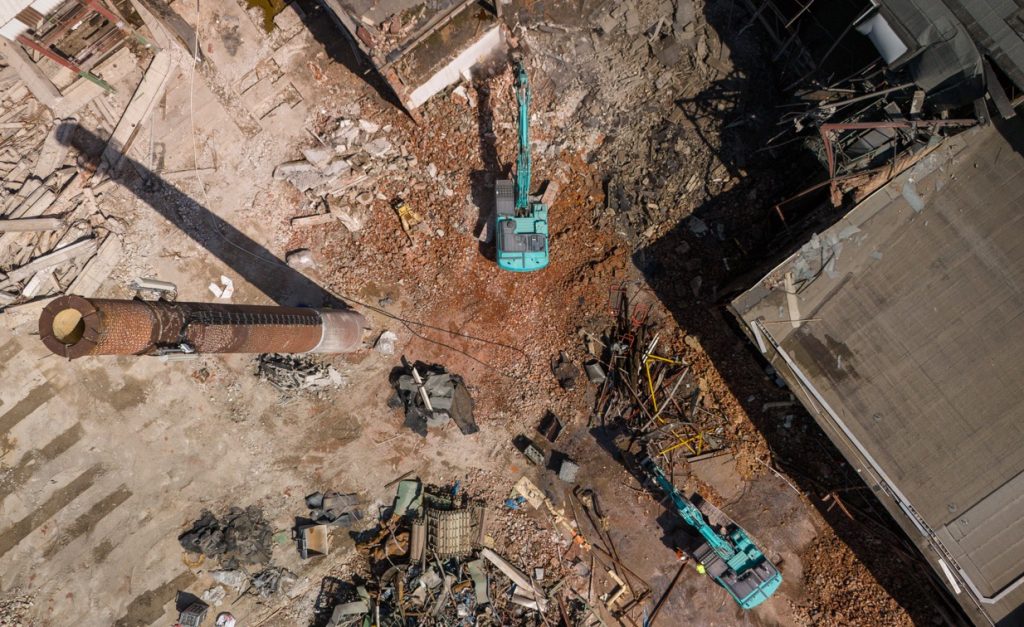 Dos excavadoras Kobelco participan en una demolición en Alemania noticias maquinaria