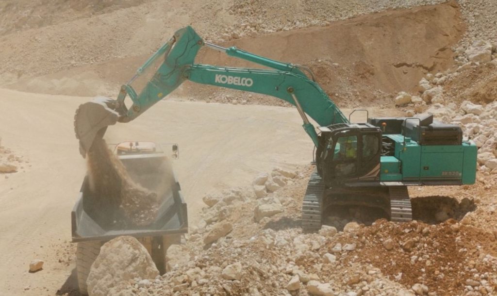 La Kobelco SK520LC-11 trabaja en la cantera de San Jorge noticias maquinaria