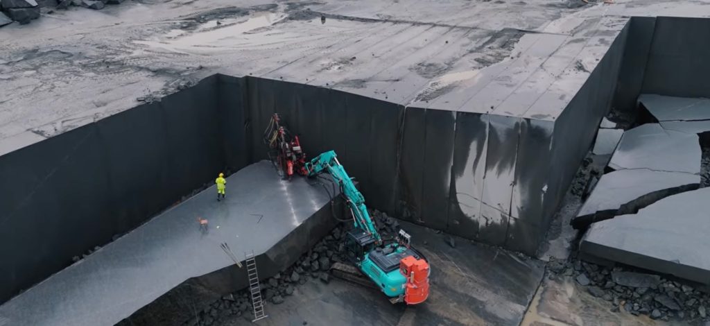 La excavadora Kobelco SK350LC-11 trabaja en las canteras de Noruega noticias maquinaria