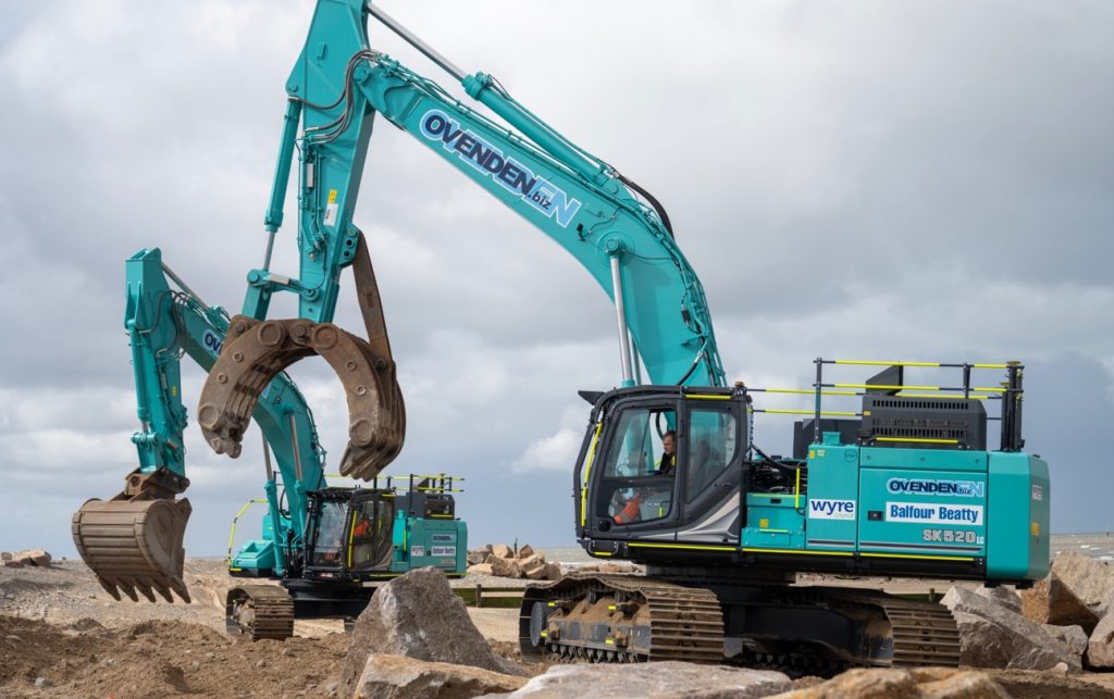 La excavadora Kobelco SK520LC-11E refuerza las defensas costeras noticias maquinaria
