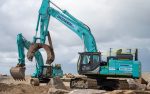 La excavadora Kobelco SK520LC-11E refuerza las defensas costeras