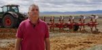 Un agricultor busca en OVLAC aperos para ganar competitividad y reducir costes